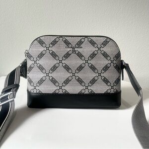 MICHAEL KORS-NWT Jet Set Charm Black Crossbody Bag Black and White Thick Strap